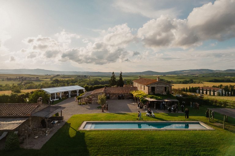 wedding at locanda tuscany in val d orcia